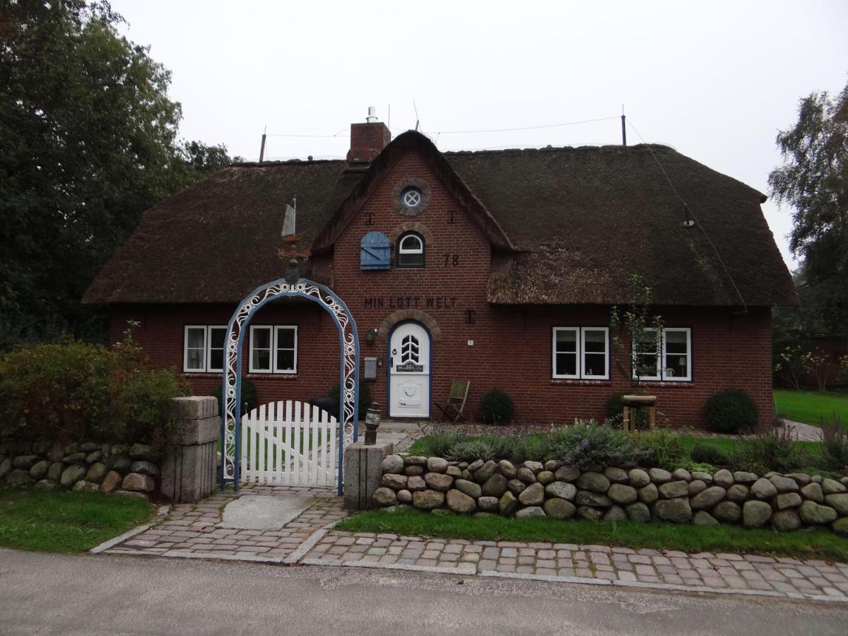 Ferienwohnung-Dg-Im-Reetdachhaus-Im-Ort-Welt Exterior foto
