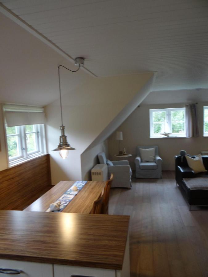 Ferienwohnung-Dg-Im-Reetdachhaus-Im-Ort-Welt Exterior foto