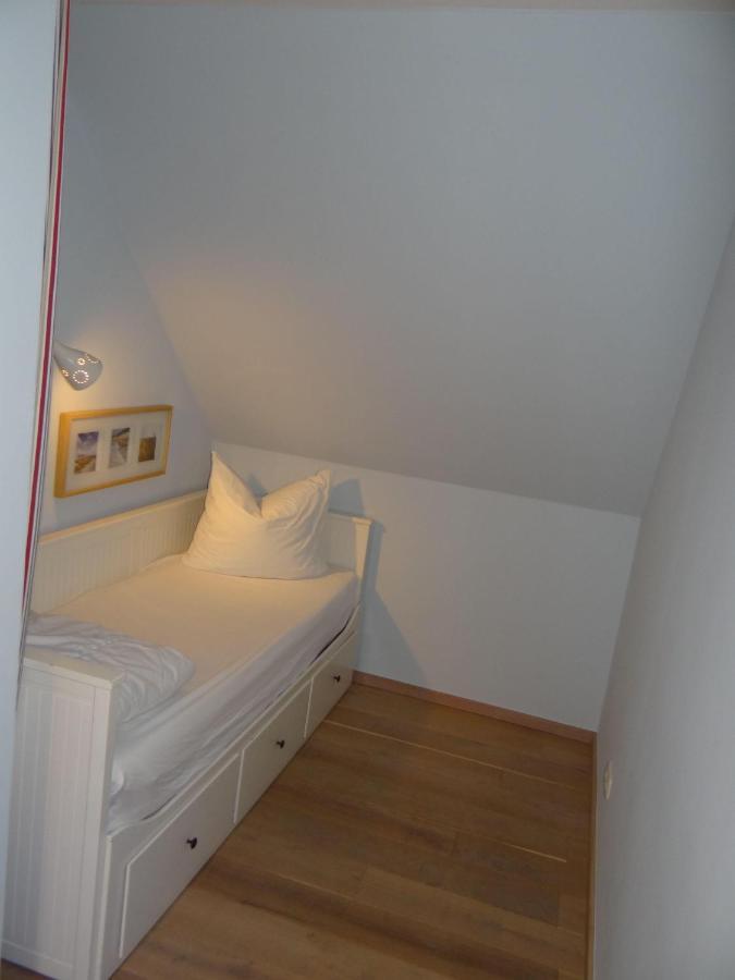 Ferienwohnung-Dg-Im-Reetdachhaus-Im-Ort-Welt Exterior foto